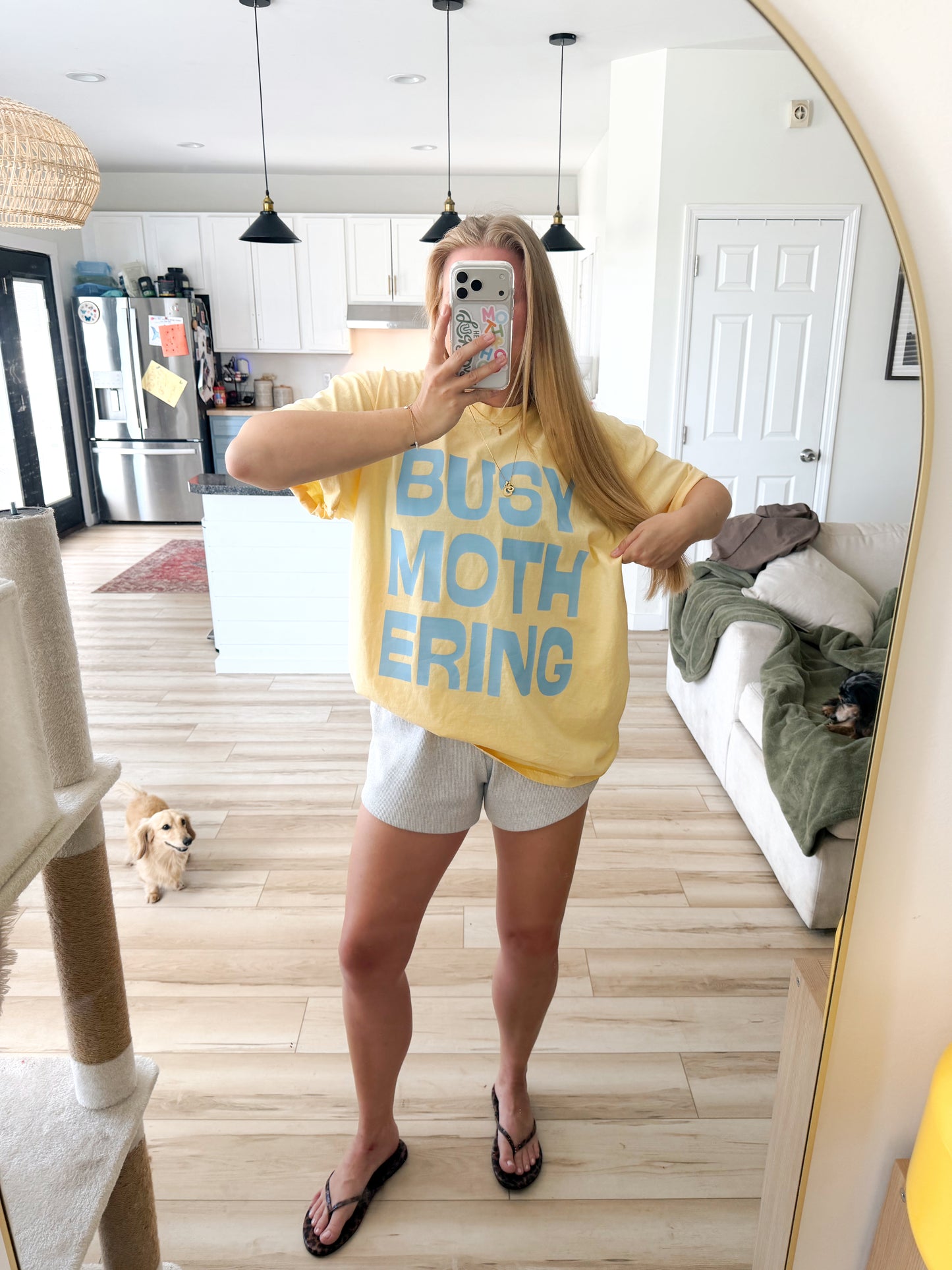 BUSY MOTHERING TEE